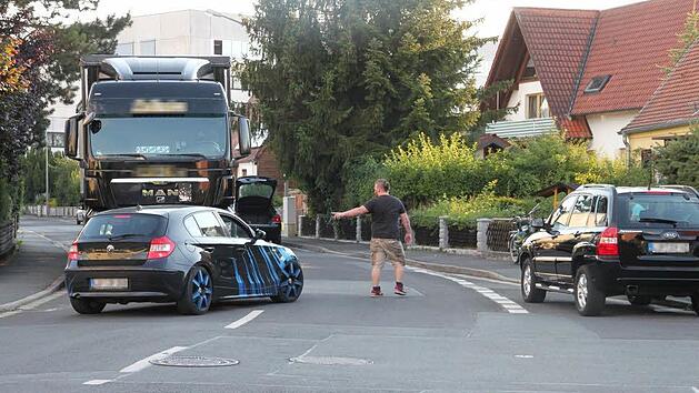 In immer mehr Wohngebieten parken Brummifahrer ihre Laster. So wie in der Dr.-Friedrich-Baur-Stra&szlig;e in Altenkunstadt, wo es immer wieder zu brenzligen Situationen kommt. Die Gemeinde will pr&uuml;fen lassen, ob Lkw dort abgestellt werden d&uuml;rfen. Foto:Stephan St&ouml;ckel