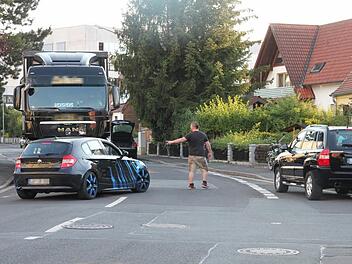 In immer mehr Wohngebieten parken Brummifahrer ihre Laster. So wie in der Dr.-Friedrich-Baur-Straße in Altenkunstadt, wo es immer wieder zu brenzligen Situationen kommt. Die Gemeinde will prüfen lassen, ob Lkw dort abgestellt werden dürfen. Foto:Stephan Stöckel