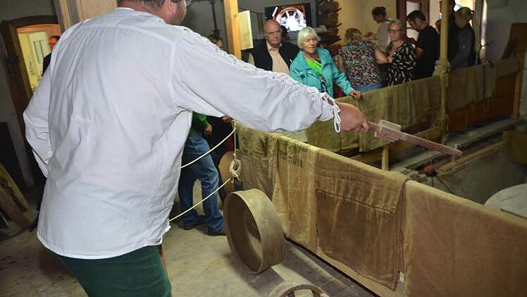 Müllermeister Andreas Ehrhardt zeigt hier das sogenannte Rühreisen welches ursächlich für das hörbare Klappern der Mühle am rauschenden Bach verantwortlich war.  Foto: K.- H. Hofmann