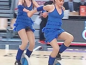 Antonia Joschko (li.) und Anne Hiemeyer unterhielten die Basketball-Zuschauer in den Pausen mit Einradkunst.  Foto: privat