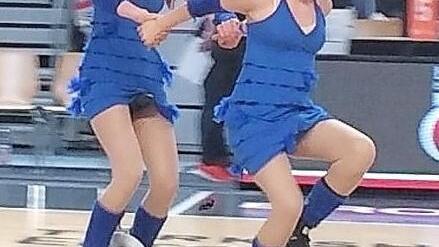 Antonia Joschko (li.) und Anne Hiemeyer unterhielten die Basketball-Zuschauer in den Pausen mit Einradkunst.  Foto: privat