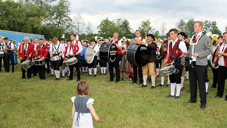 Das Kind bewundert die vielen Musiker. Foto: Bettina Knauth