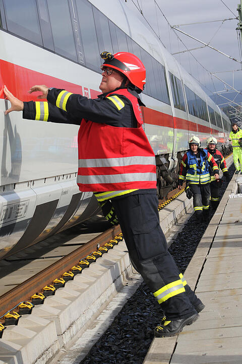 Coburg: Üben für den Ernstfall – Rettungskräfte und Statisten stellen ICE-Katastrophe nach