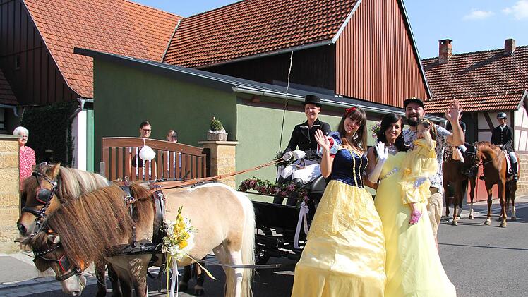 Mit den Prinzessinnen aus Disneyland Geburtstag feiern, dieser Wunsch Milenas ging in Erfüllung (v.l.): Kutscherin Christina Seufert, Schneewittchen (Meike Julie Beni), Prinzessin Belle (Daniela Goergens), Patenonkel Thomas Günther und Geburtstagskind Milena Günther. Fotos: Gudrun Klopf