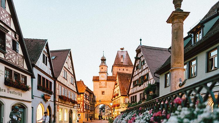 Mit mittelalterlichem Flair lockt die mittelfränkische Kleinstadt Rothenburg ob der Tauber. Foto: Roman Kraft/unsplash.com