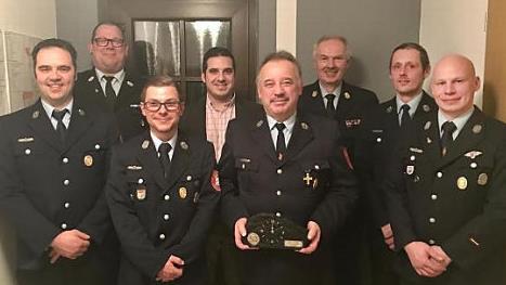 Ehrungen anl&auml;sslich der Hauptversammlung der Feuerwehr Merlach (von links): Zweiter Vorsitzender Frank Weikard, Johannes Kempinski, Zweiter Kommandant Jens K&ouml;hler, B&uuml;rgermeister Maximilian Neeb, Dieter Weikard, Reinhard Hartung, Manuel H&ouml;hn, Christian H&uuml;ckmann  Foto: privat