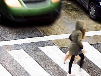 Fußgängerin nach Autounfall schwer verletzt