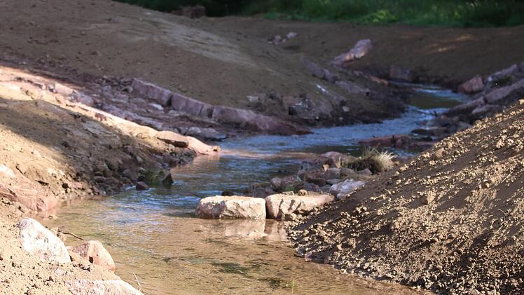 Das Wasserwirtschaftsamt hat den Verlauf der Sinn im Bereich des neuen Pumptracks in Wildflecken bereits geändert und ein neues Flussbett geschaffen.Fotos Sebastian Schmitt