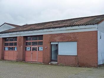 Das ehemalige Zeckerner Feuerwehrgerätehaus soll dreigeschossigen Reihenhäusern weichen. Foto: Thomas Schöbel