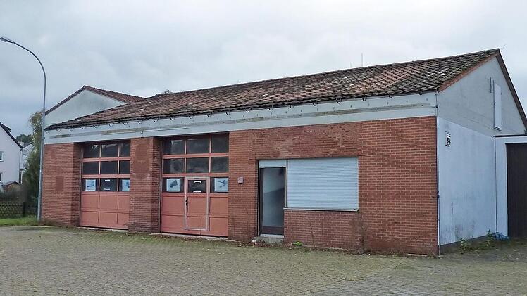 Das ehemalige Zeckerner Feuerwehrgerätehaus soll dreigeschossigen Reihenhäusern weichen. Foto: Thomas Schöbel