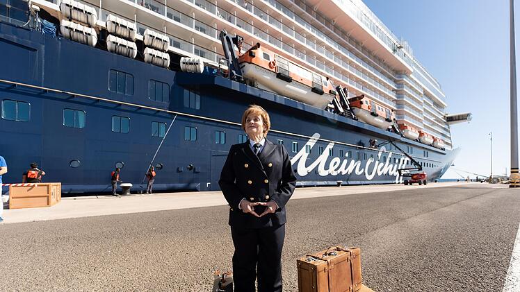 "Miss Merkel - Ein Kreuzfahrt-Krimi" mit Katharina Thalbach läuft bei RTL am Dienstagabend zur Krimizeit. Der Name des Schiffs, das die Ex-Kanzlerin da besucht, wird im Film zig-mal gezeigt.
