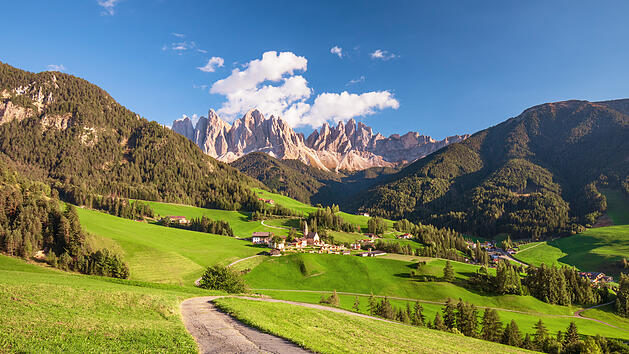 st magdalena villn&ouml;&szlig;tal funes val di funes s&uuml;dtirol dolomiten geislerspitzen overtourism tourismus touristen dorf kirche fotomotiv alpen italien santa maddalena reisebusse parkpl&auml;tze schranken tagesg&auml;ste naturpark puez geisler dolomitenpanorama massentourismus urlaub aussichtspunkt selfie hotspot instagram