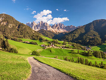 st magdalena villn&ouml;&szlig;tal funes val di funes s&uuml;dtirol dolomiten geislerspitzen overtourism tourismus touristen dorf kirche fotomotiv alpen italien santa maddalena reisebusse parkpl&auml;tze schranken tagesg&auml;ste naturpark puez geisler dolomitenpanorama massentourismus urlaub aussichtspunkt selfie hotspot instagram