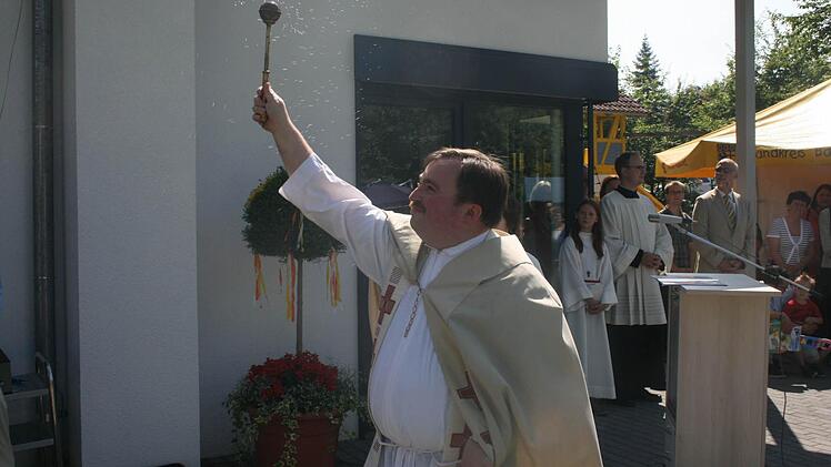 Diakon Norbert Wahler gibt dem generalsanierten Maria-Stern Kindergarten in Hausen den kirchlichen Segen.
