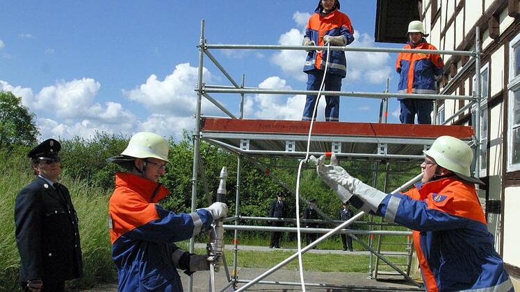 Beim Aufziehen von Geräten beweisen die Titelverteidiger Fabian Obermüller, Kevin Münch und Florian Maier vom Team Seßlach/Hatterdorf erneut ihre Klasse. Neuling Florian Bösel (Merlach) bleibt ebenfalls "ganz entspannt". Am Ende wird ihre Leistung mit Platz zwei belohnt. Foto: Bettina Knauth