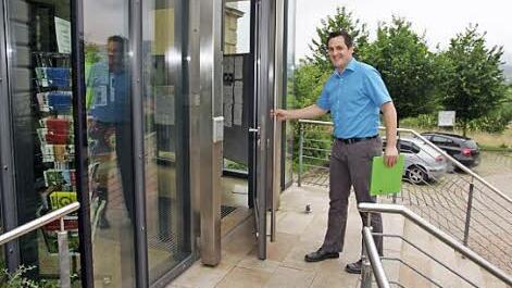 Florian Kraft betritt des Gebäude der VG Kirchehrenbach.
