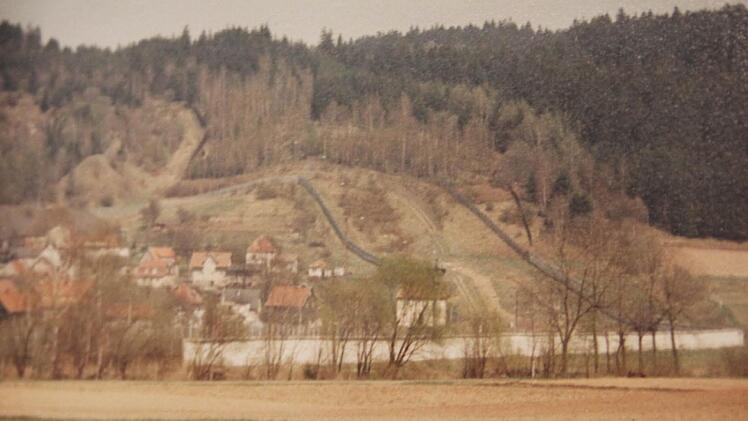 Die Mauer und die Metallgitterzäune bei Heinersdorf  Foto: Archiv Heinlein