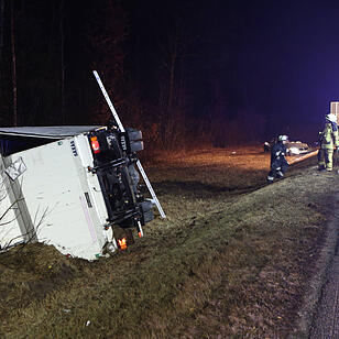 Ein Sportwagen ist auf der A3 kurz vor der Ausfahrt Nürnberg-Nord gegen einen Lkw geschleudert. Der Fahrer stirbt, ein Lkw-Fahrer wird verletzt.