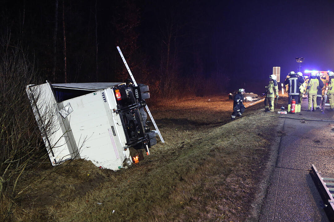 Ein Sportwagen ist auf der A3 kurz vor der Ausfahrt Nürnberg-Nord gegen einen Lkw geschleudert. Der Fahrer stirbt, ein Lkw-Fahrer wird verletzt.
