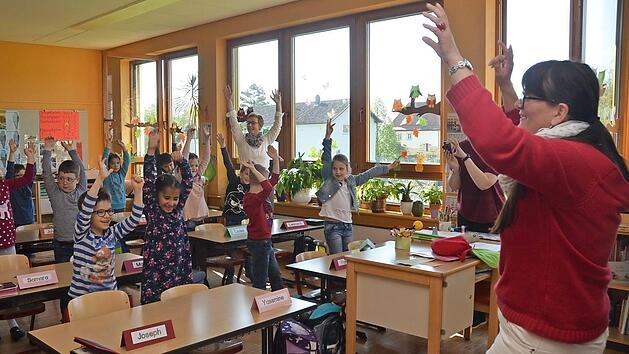 Die Sch&uuml;ler der Klasse 1b haben m&auml;chtig Spa&szlig; bei ihren ersten Bewegungs&uuml;bungen zum Projekt "Klasse 2000". Foto: K.- H. Hofmann