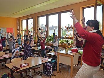 Die Schüler der Klasse 1b haben mächtig Spaß bei ihren ersten Bewegungsübungen zum Projekt "Klasse 2000". Foto: K.- H. Hofmann