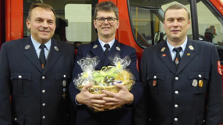 F&uuml;r seine langj&auml;hrige T&auml;tigkeit als Kassier wurde Gerd Schmitt (Mitte) mit einem Pr&auml;sentkorb geehrt. Unser Bild zeigt ihn mit dem Vorsitzenden J&ouml;rg Marschner (rechts) und seinem Amtsnachfolger Andras Witke. Timo Hildmann