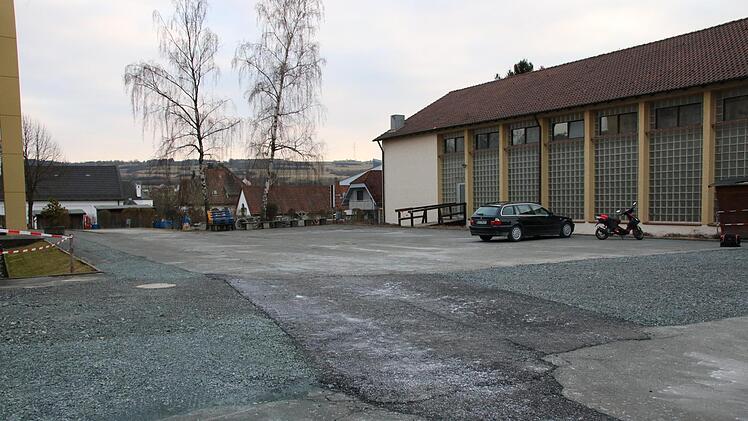 Die alte Stadtsteinacher Turnhalle soll weg.  Foto: Dagmar Besand