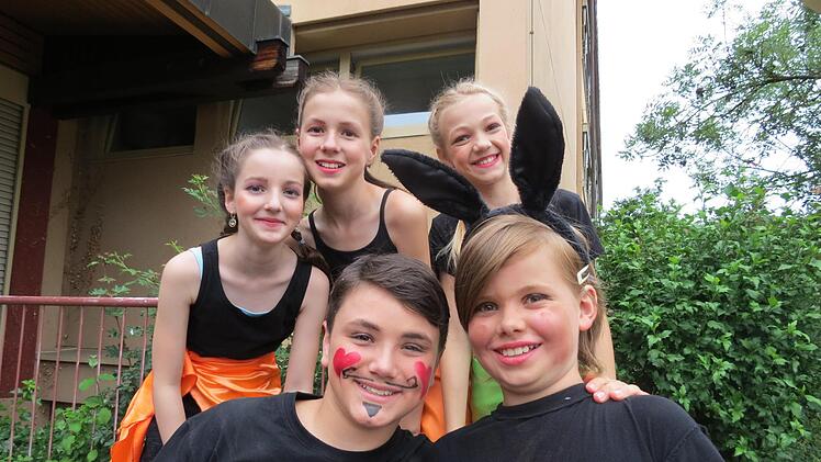 Zum ersten Mal auf der Bühne aktiv: Sophia Schaupp, Hanna Schaupp, Rouven Rettinger, Annemarie Stoewer, Ulrich Knüttel.Doris Bauer