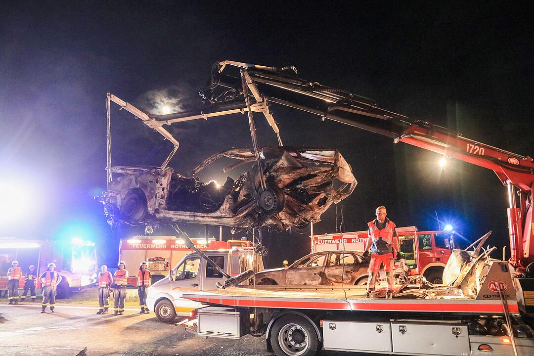 Zwei Tote, vier Schwerverletzte bei Unfall auf A3