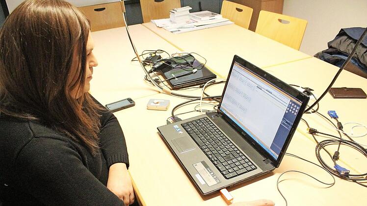 Kommandantin Julia Volpert testet die Software "Fireboard" bereits seit einigen Monaten. Foto: Andreas Lösch