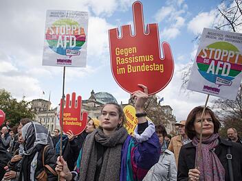 Viele Menschen in Deutschland protestieren gegen die AfD, wie hier in Berlin. Nun tauchten Unterschriftenlisten samt Adressen gegen die Partei auf eine rechten Online-Seite auf - mit Prangerwirkung. Jörg Carstensen/dpa