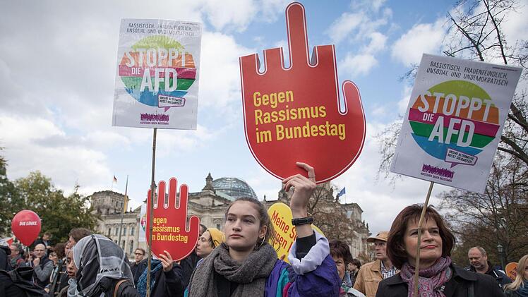 Viele Menschen in Deutschland protestieren gegen die AfD, wie hier in Berlin. Nun tauchten Unterschriftenlisten samt Adressen gegen die Partei auf eine rechten Online-Seite auf - mit Prangerwirkung. Jörg Carstensen/dpa