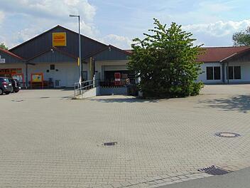 Der alte Netto-Markt in Igensdorf soll abgerissen und größer werden - und nun noch ein Stückchen größer,  weil der Schlecker-Anbau (rechts) dazukommt. Foto: Petra Malbrich