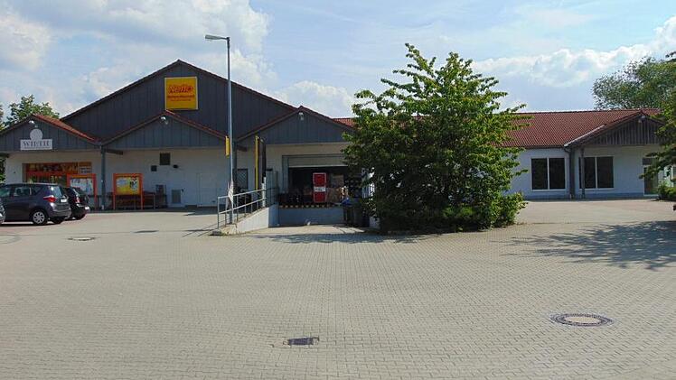Der alte Netto-Markt in Igensdorf soll abgerissen und größer werden - und nun noch ein Stückchen größer,  weil der Schlecker-Anbau (rechts) dazukommt. Foto: Petra Malbrich