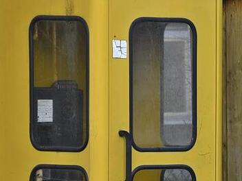Solch eine gelbe Telefonzelle steht ab 8. September im Fränkischen Freilandmuseum Fladungen. Hier sind dann vier Hörbeispiele abrufbar. Foto: Hanns Friedrich