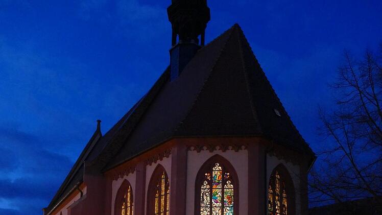 Mittelpunkt des Adventsmarktes war die hell erleuchtete St. Elisabeth-Kirche. Foto: Marion Krüger-Hundrup