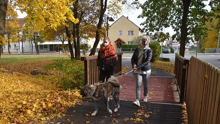 Nur der Hund darf "ohne": Gassigehen mit Maske
