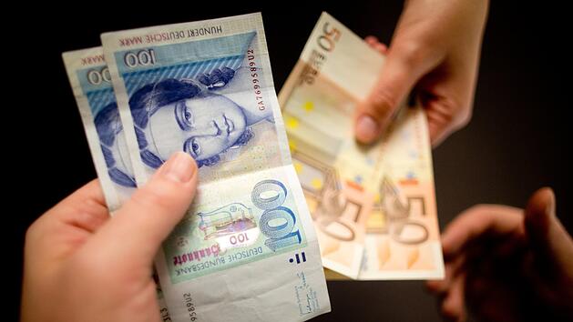 Noch immer haben Menschen D-Mark zu Hause. Foto: Kay Nietfeld/dpa