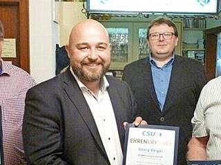 Ehrungen bei der CSU Friesen (von links): Rudolf Schnappauf (35 Jahre Mitglied), Jonas Geissler (Kandidat f&uuml;r den Bundestag), Bernd Liebhardt (Dritter B&uuml;rgermeister) und Georg Geiger (50 Jahre dabei und bronzene Ehrenraute mit Urkunde)