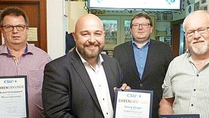 Ehrungen bei der CSU Friesen (von links): Rudolf Schnappauf (35 Jahre Mitglied), Jonas Geissler (Kandidat f&uuml;r den Bundestag), Bernd Liebhardt (Dritter B&uuml;rgermeister) und Georg Geiger (50 Jahre dabei und bronzene Ehrenraute mit Urkunde)