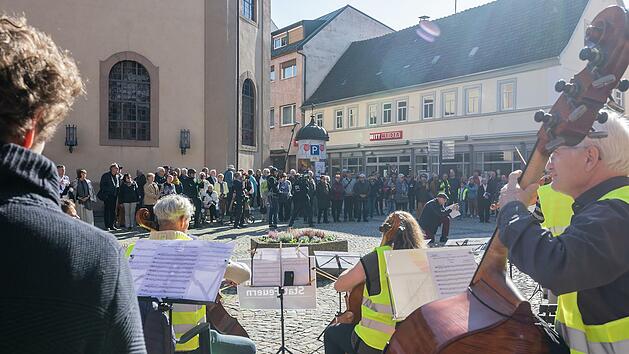 Musikerinnen und Musiker aus verschiedenen Orchestern solidarisierten sich mit ihren Kollegen der Staatsbad Philharmonie Kissingen und spielten am Sonntag mit gelben Warnwesten auf dem Rathausplatz.