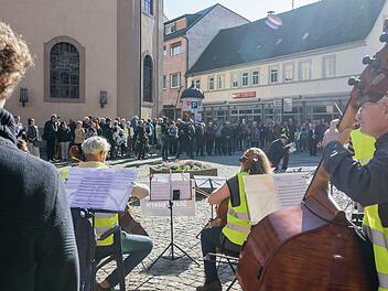 Musikerinnen und Musiker aus verschiedenen Orchestern solidarisierten sich mit ihren Kollegen der Staatsbad Philharmonie Kissingen und spielten am Sonntag mit gelben Warnwesten auf dem Rathausplatz.