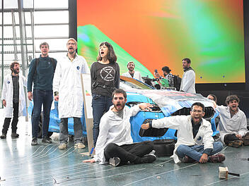 Polizei-Großeinsatz bei BMW: Klimaaktivisten dringen in Ausstellung ein und beschädigen Fahrzeuge