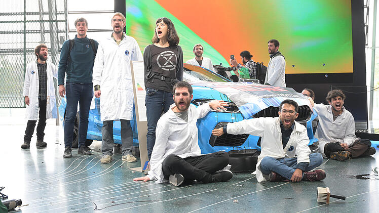 Polizei-Großeinsatz bei BMW: Klimaaktivisten dringen in Ausstellung ein und beschädigen Fahrzeuge