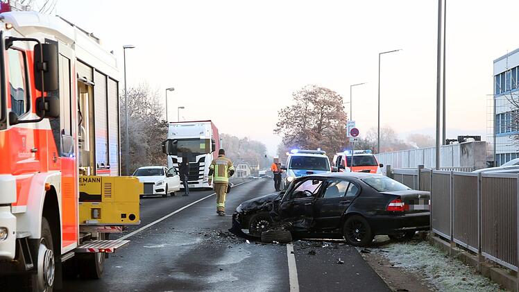 In Aschaffenburg endete ein Verkehrsunfall f&uuml;r eine 60-j&auml;hrige Autofahrerin t&ouml;dlich.