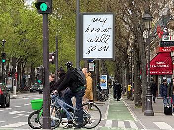 Plakate in Paris zu Dion-Liedern
