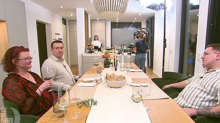 An Tag 2 trifft sich die Karlsruher "Dinner"-Runde bei Anna (42) in R&uuml;lzheim.