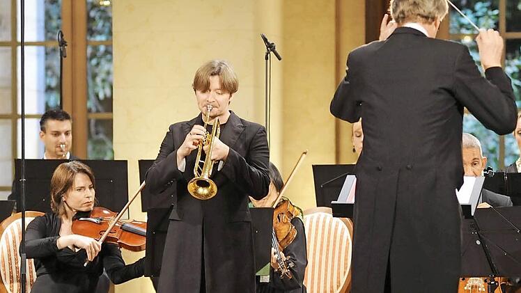 Äußerlich wirkte Sergej Nakariakov (links) beim Spielen intovertiert, doch in der Musik, die er mit dem BKO unter Leitung von Johannes Moesus aufführte, war er ausgesprochen präsent. Foto: Christian Dijkstal
