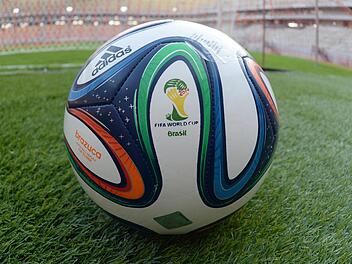 Ein Brazuca-Fußball liegt im Stadion «Arena Amazonia» am 10.12.2013 in der brasilianischen Stadt Manaus. Foto: Marcus Brandt/dpa