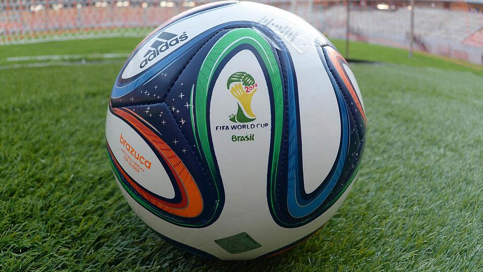 Ein Brazuca-Fußball liegt im Stadion «Arena Amazonia» am 10.12.2013 in der brasilianischen Stadt Manaus. Foto: Marcus Brandt/dpa Ein Brazuca-Fußball liegt im Stadion «Arena Amazonia» am 10.12.2013 in der brasilianischen Stadt Manaus. Foto: Marcus Brandt/dpa